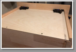 Schubladenboden aus 4mm Sperrholz mit Spax-Schrauben an der Schubaldenrückwand befestigt